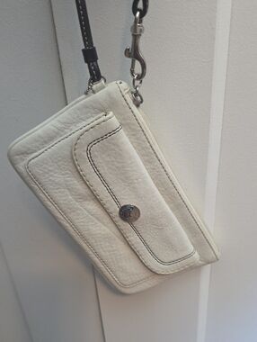 White soft milled Chelsea wristlet